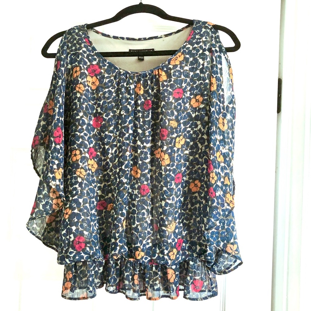 🌸 Sara Michelle grey and flower top.